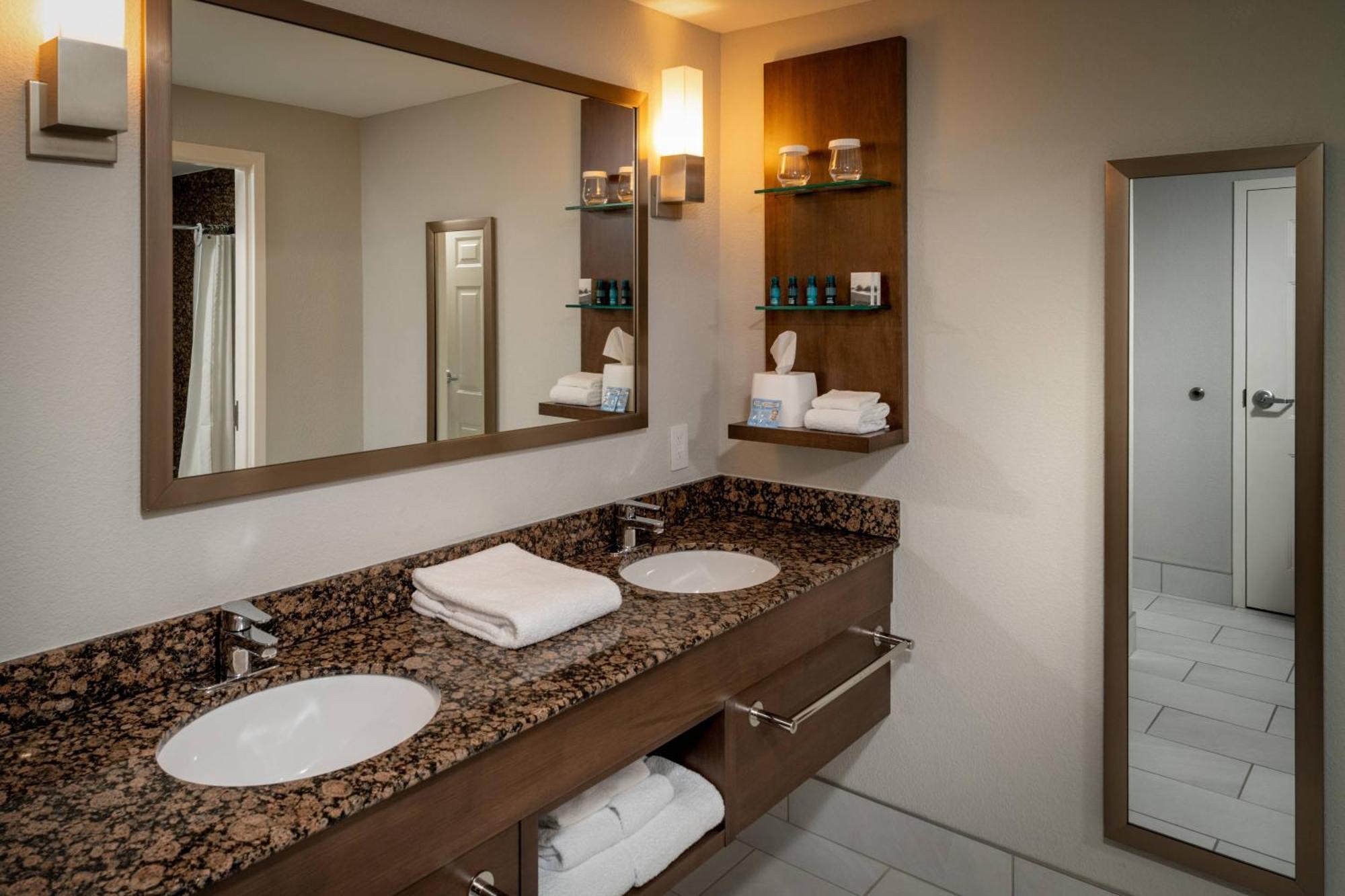Delta Hotels By Marriott Huntington Mall Barboursville Exterior photo