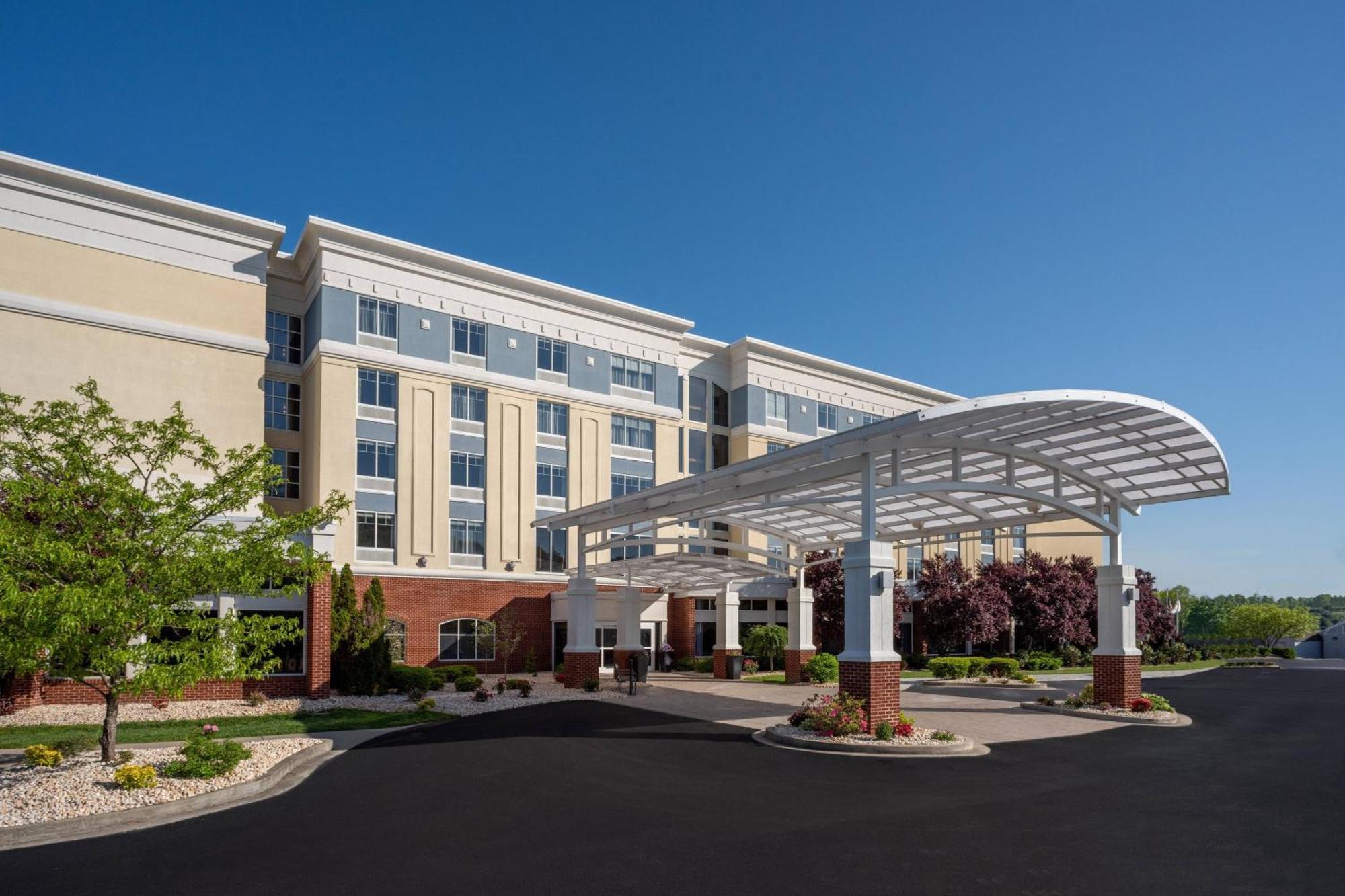 Delta Hotels By Marriott Huntington Mall Barboursville Exterior photo